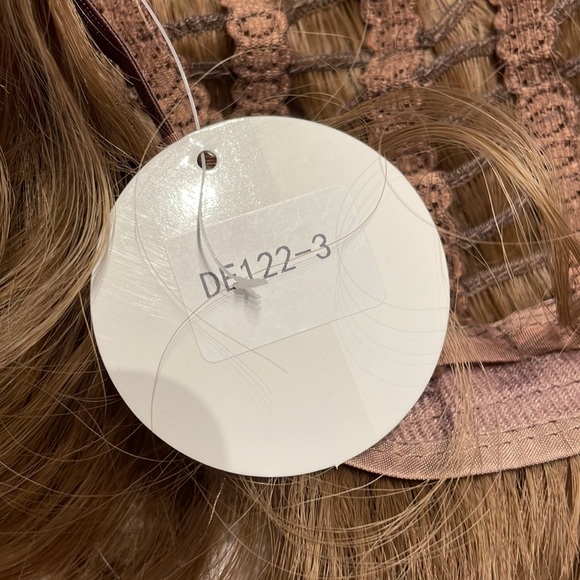 Caramel blonde short synthetic wig - Picture 7 of 7